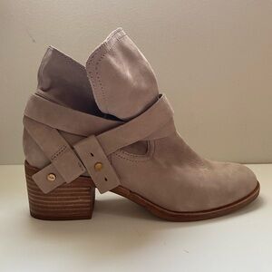 UGG Australia Elora Ankle Boots Womens Size 9 Leather Pull on Straps New